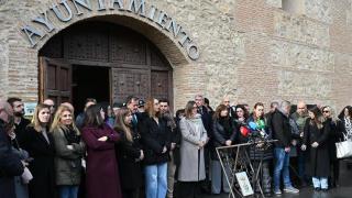 La concentración silenciosa se ha celebrado a las puertas del Ayuntamiento del municipio.