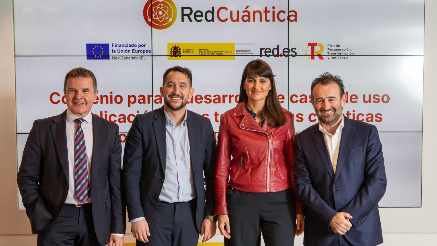 De izda. a dcha. Tomás Iriondo (Gaia), Jesús Herrero (Red.es), María González Veracruz (Gobierno de España) y Miguel Sánchez Galindo (DigitalES).