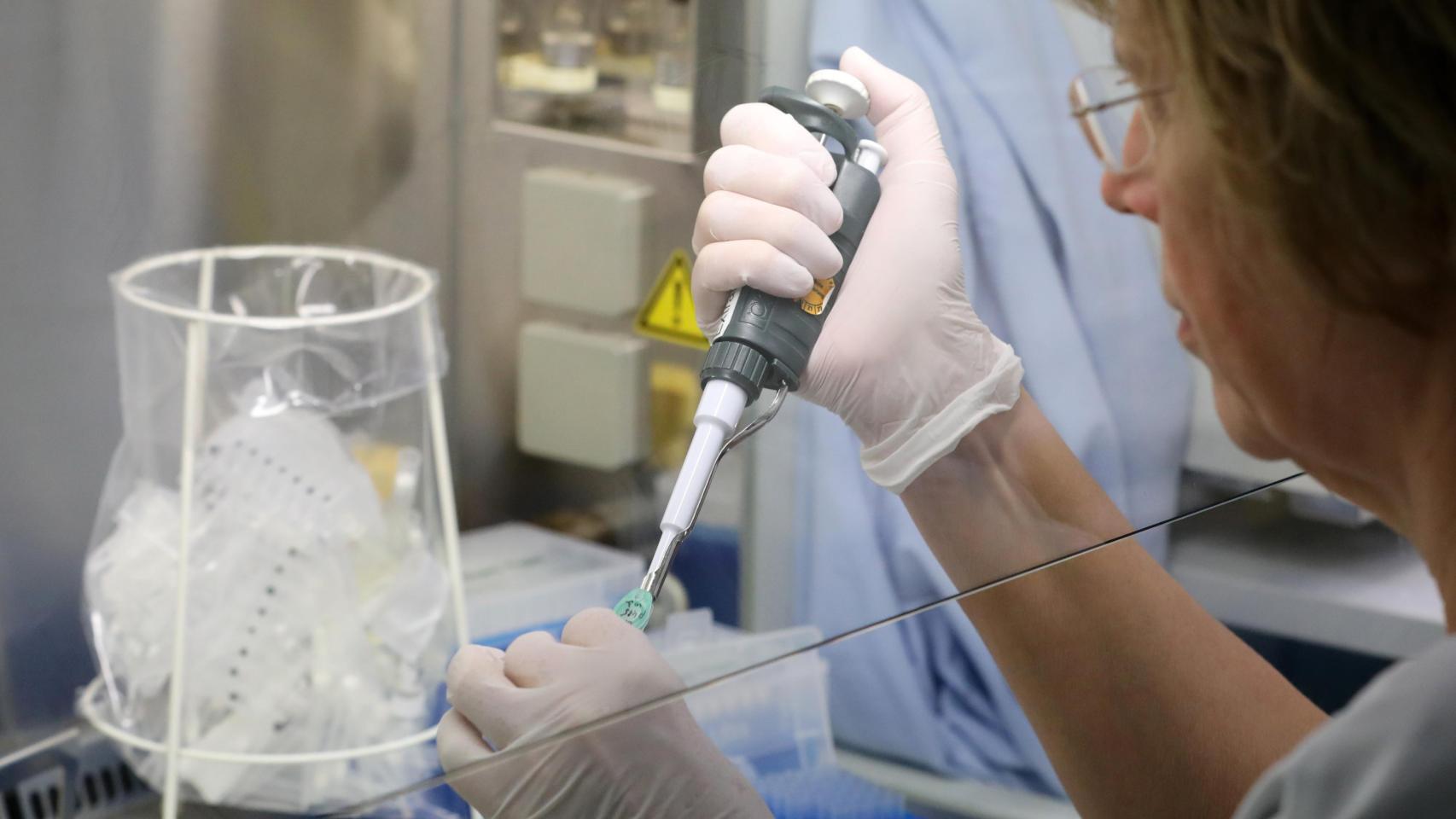 Imagen de archivo de una médico e investigadora en un laboratorio de Alemania.
