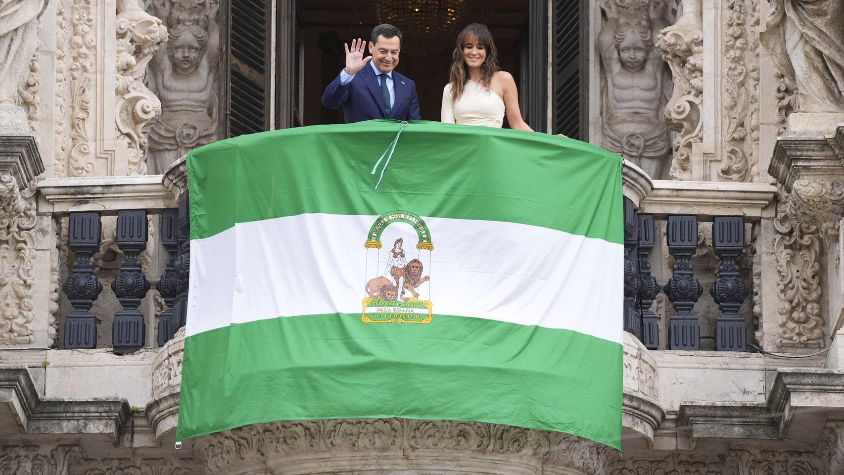 Juanma Moreno se envuelve en la bandera andaluza el 4-D: "¡Qué bien ...