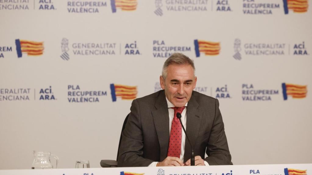 El nuevo portavoz del Gobierno valenciano, Miguel Barrachina, tras el pleno del Consell en el Palau de la Generalitat este jueves en Valencia. Efe / Kai Försterling