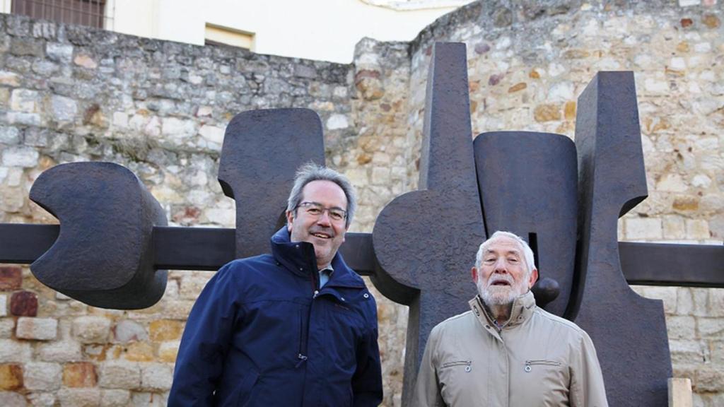 El alcalde, Francisco Guarido, junto al escultor José Luis Alonso Coomonte en 2016 cuando se recuperó su escultura ‘Equilibrio horizontal’