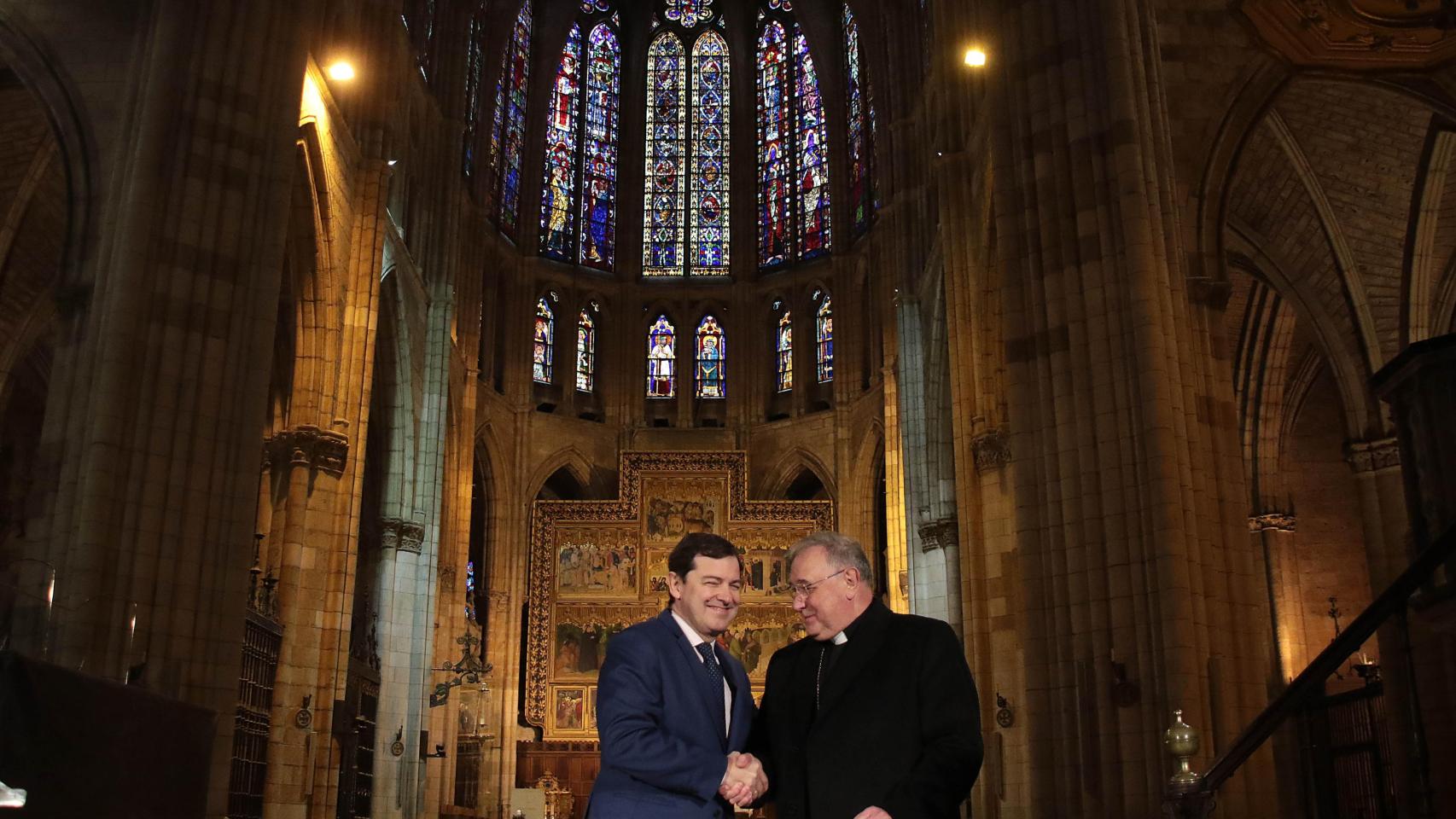 El presidente de la Junta, Alfonso Fernández Mañueco, acompañado por el Obispo, Luis Ángel de las Heras Berzal, el consejero de Fomento, Juan Carlos Suárez Quiñones y el de Cultura, Gonzalo Santonja, firma un protocolo de colaboración con la Catedral de León