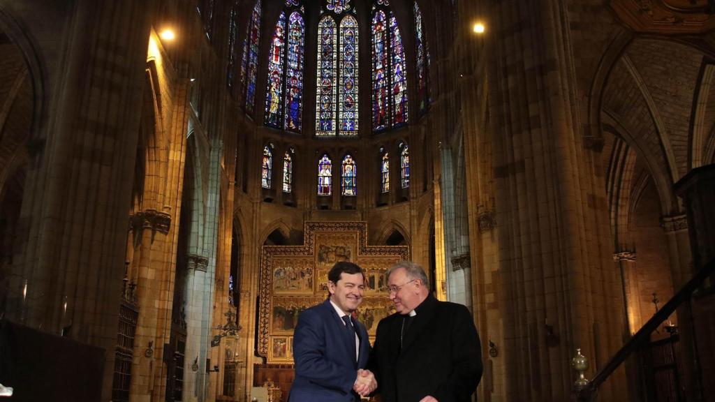 El presidente de la Junta, Alfonso Fernández Mañueco, acompañado por el Obispo, Luis Ángel de las Heras Berzal, el consejero de Fomento, Juan Carlos Suárez Quiñones y el de Cultura, Gonzalo Santonja, firma un protocolo de colaboración con la Catedral de León