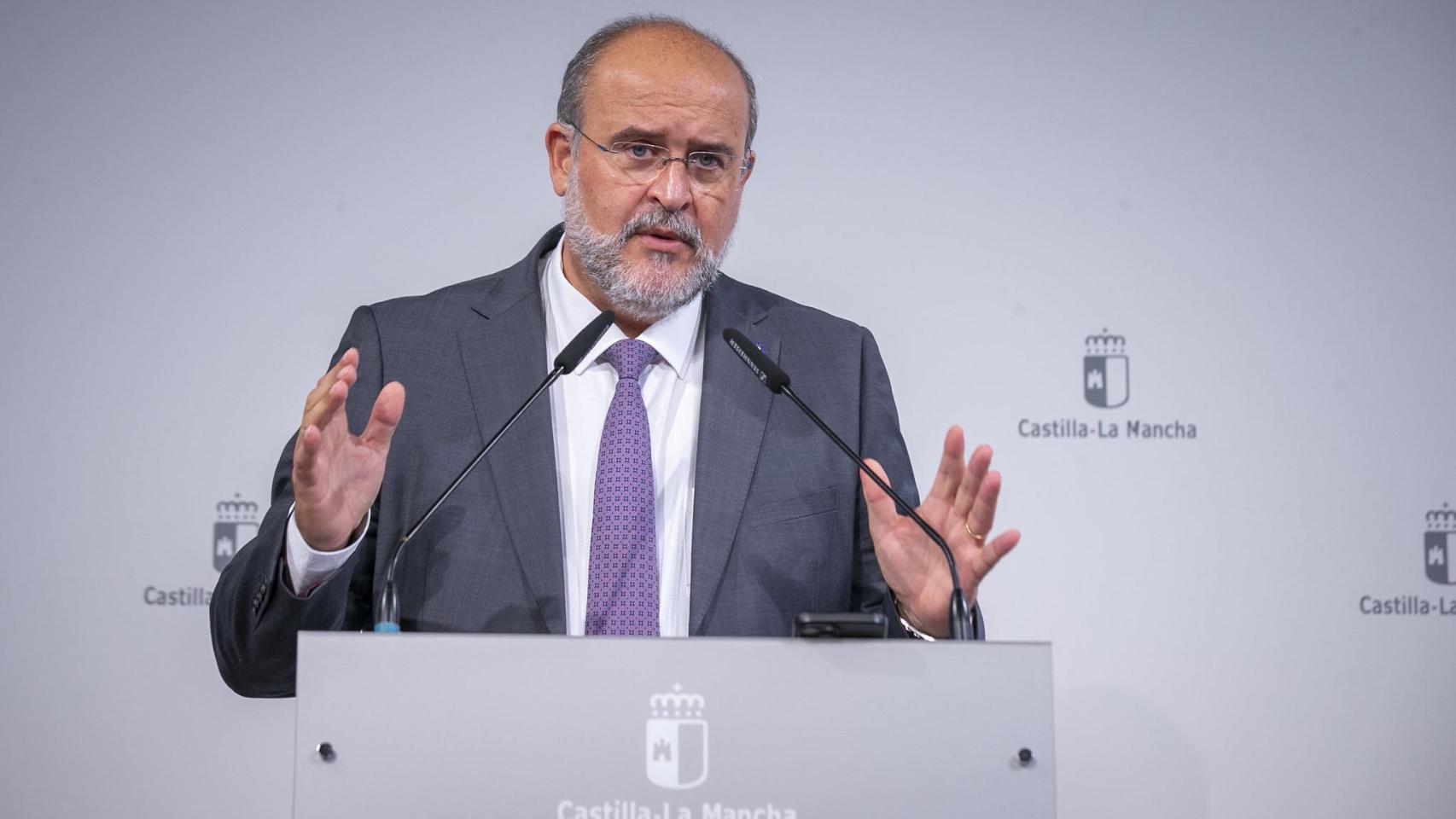 El vicepresidente primero de Castilla-La Mancha, José Luis Martínez Guijarro, ha presidido el Consejo Regional Desarrollo Rural y Despoblación, en el Palacio de Fuensalida. En la imagen, el vicepresidente atiende a los medios tras la reunión.