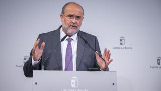 El vicepresidente primero de Castilla-La Mancha, José Luis Martínez Guijarro, ha presidido el Consejo Regional Desarrollo Rural y Despoblación, en el Palacio de Fuensalida. En la imagen, el vicepresidente atiende a los medios tras la reunión.
