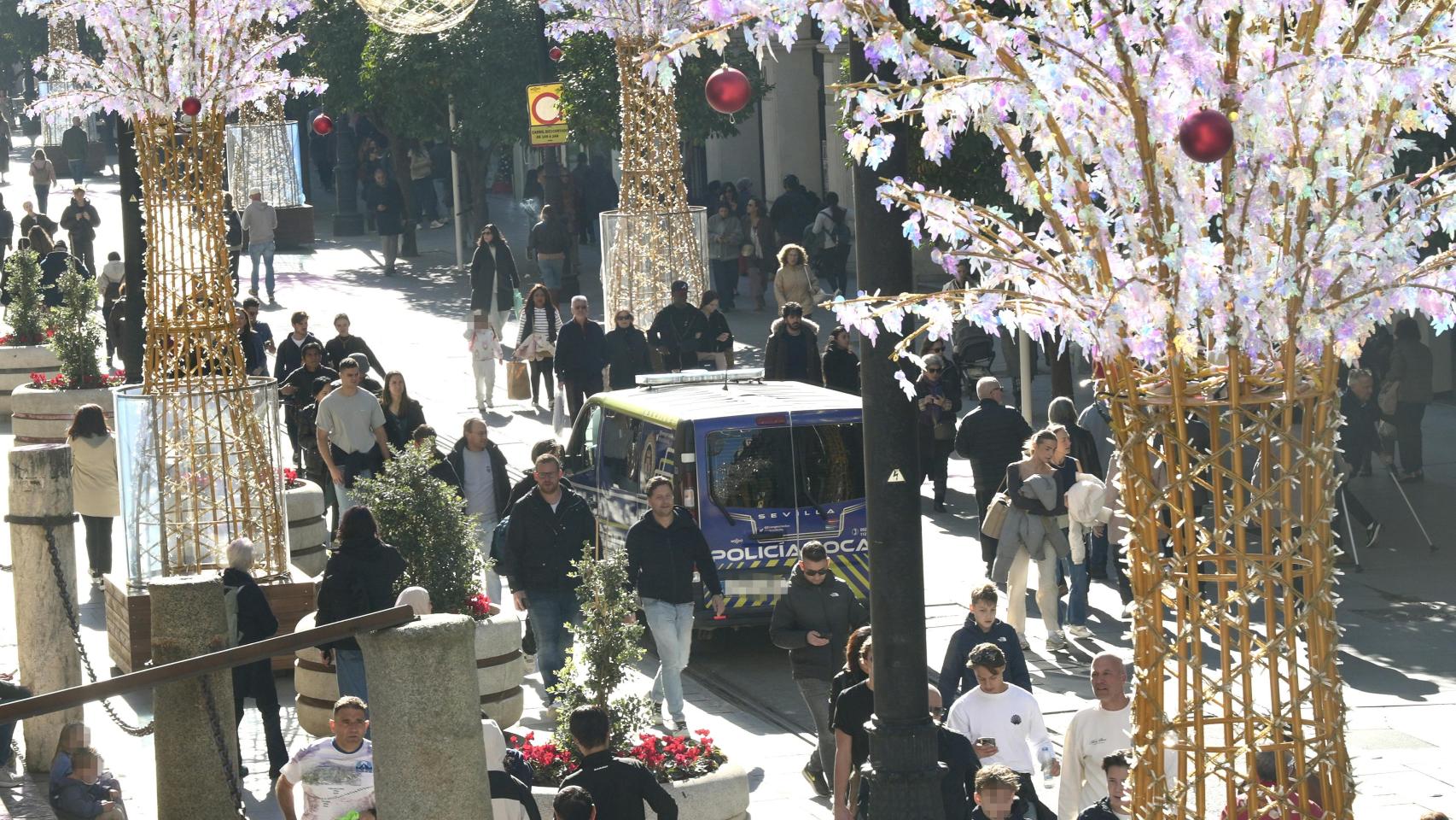 Imagen de personas paseando por la avenida de la Constitución