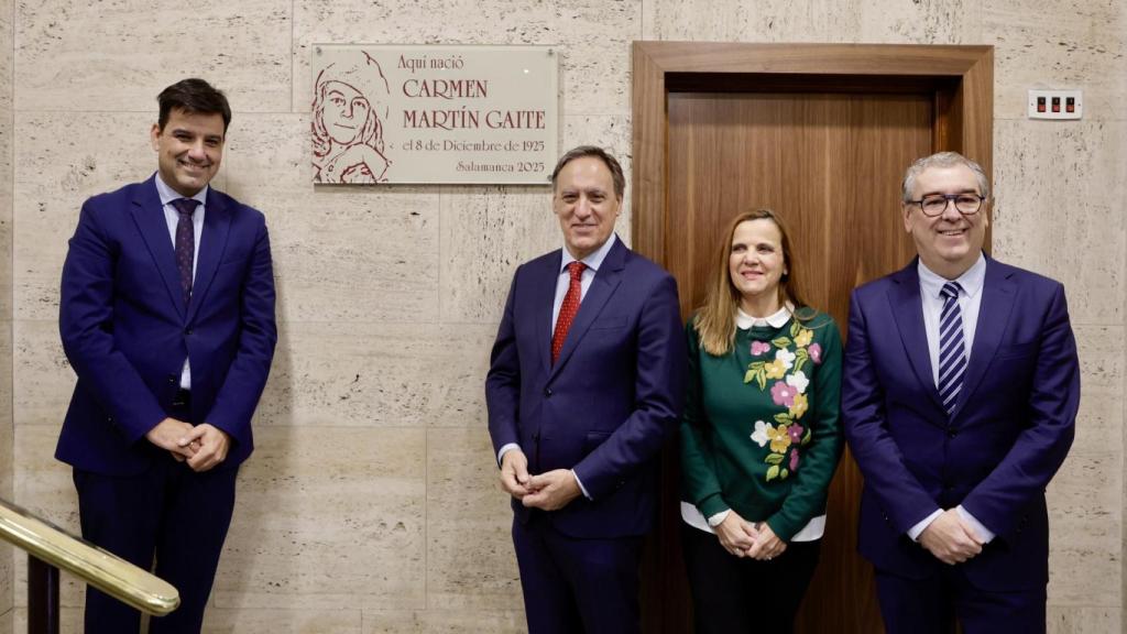 Momento del descubrimiento de la placa en honor a la escritora Carmen Martín Gaite en Salamanca