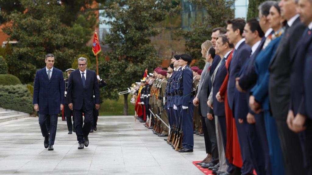 El presidente del Gobierno, Pedro Sánchez, junto al jefe de Gobierno marroquí Aziz Akhannouch, durante la ceremonia de bienvenida antes de la reunión de alto nivel entre ambos países, este jueves, en Moncloa.