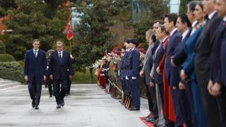 El presidente del Gobierno, Pedro Sánchez, junto al jefe de Gobierno marroquí Aziz Akhannouch, durante la ceremonia de bienvenida antes de la reunión de alto nivel entre ambos países, este jueves, en Moncloa.