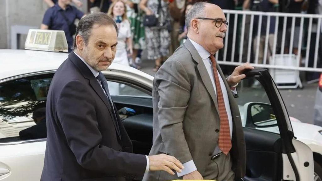 Imagen de archivo de José Luis Ábalos y su exabogado, José Aníbal Álvarez, en el exterior del Tribunal Supremo en Madrid.