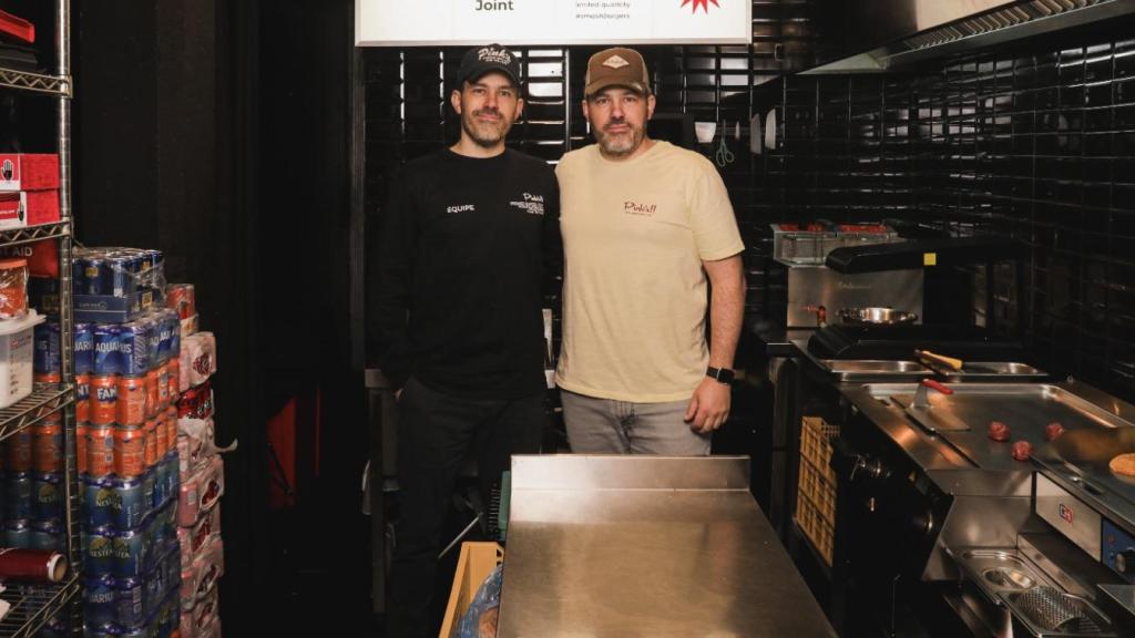 Juan y Andrés Casanova en una de sus cocinas de Pink's.