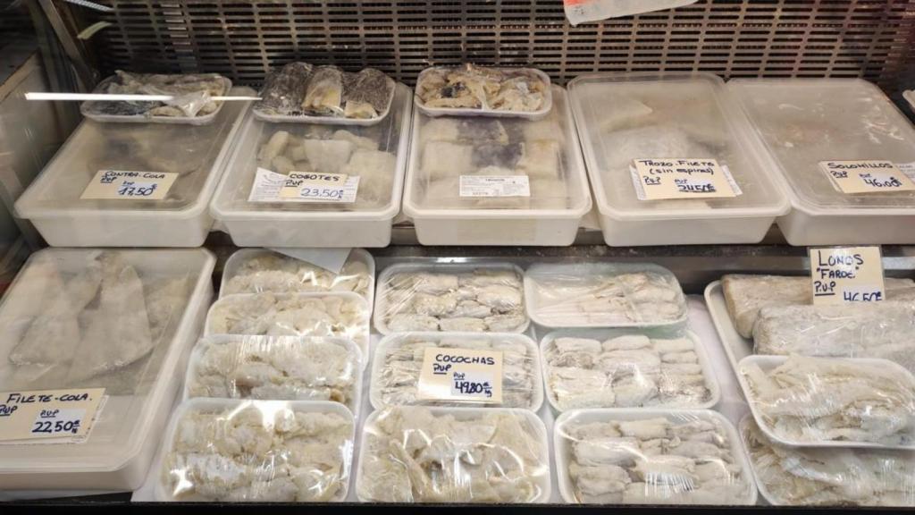 Bandejas con variedad de bacalao en el ultramarinos El Riojano.