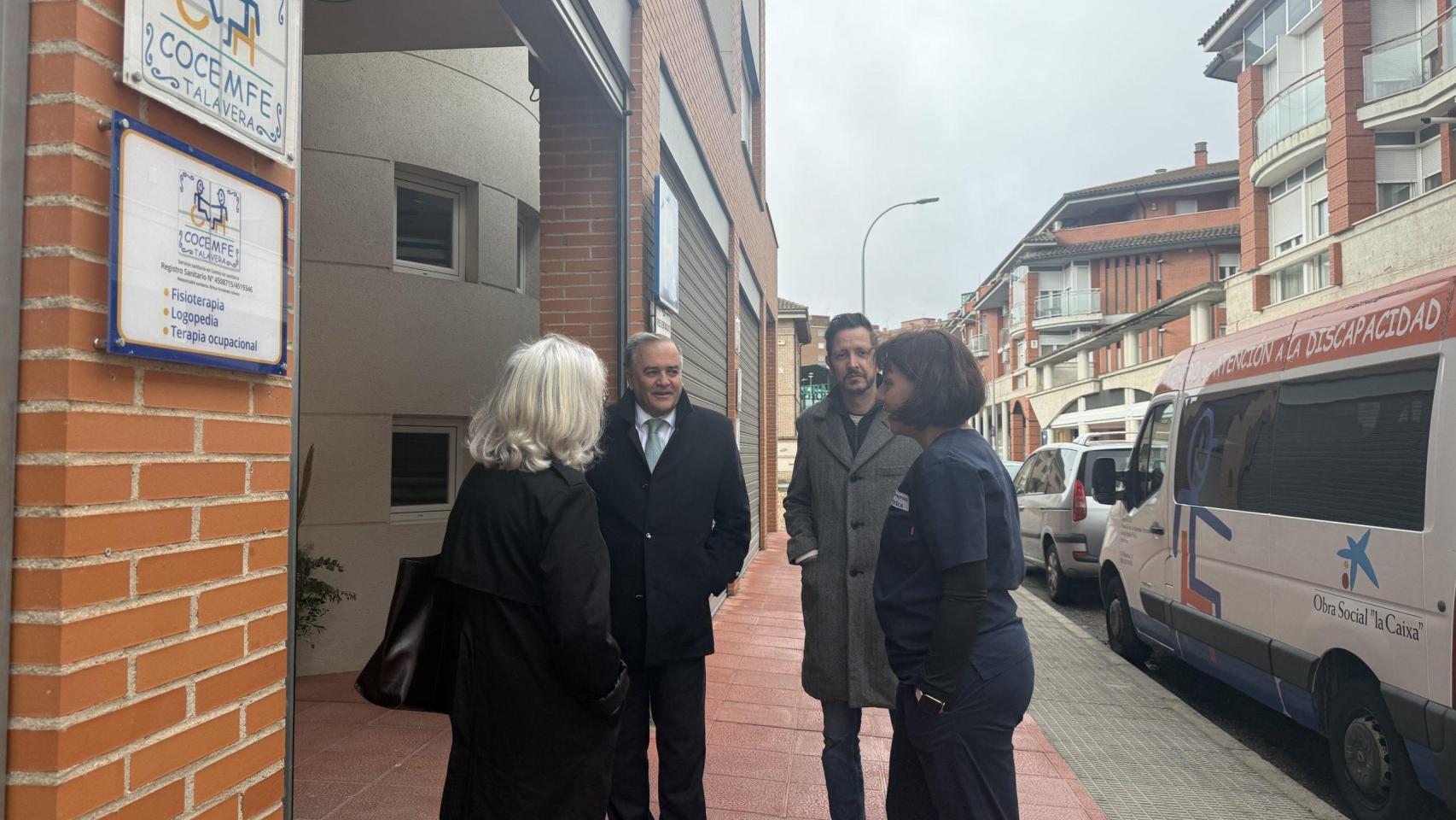 El alcalde de Talavera visita la finalización de las obras de acondicionamiento y mejora de accesibilidad en la conocida como 'manzana sociosanitaria'.