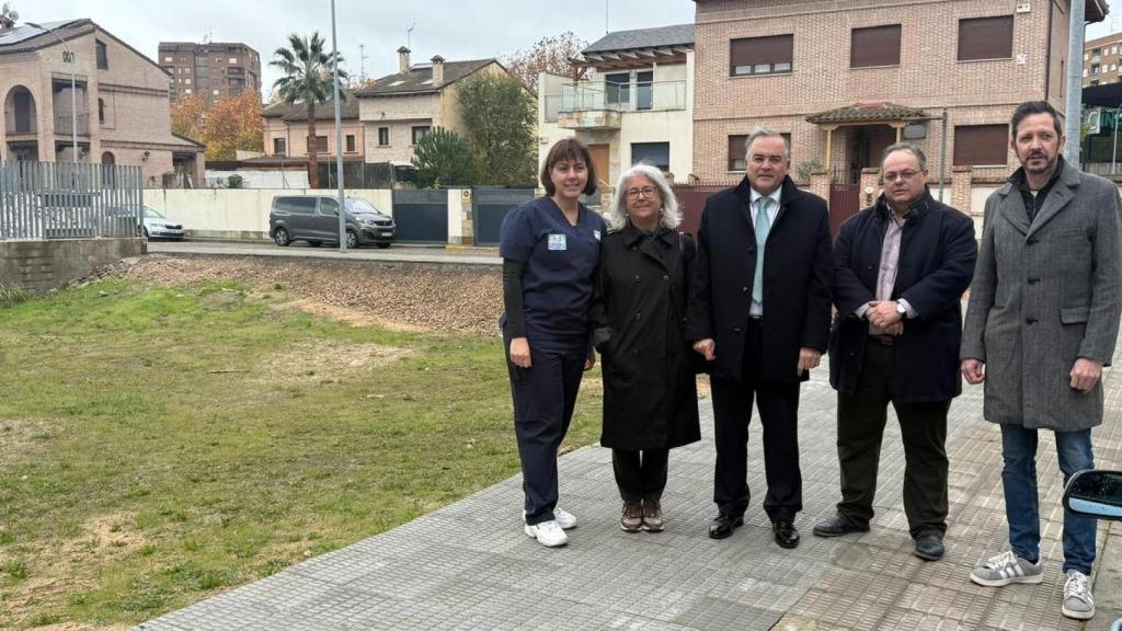 El alcalde de Talavera visita la finalización de las obras de acondicionamiento y mejora de accesibilidad en la conocida como 'manzana sociosanitaria'.