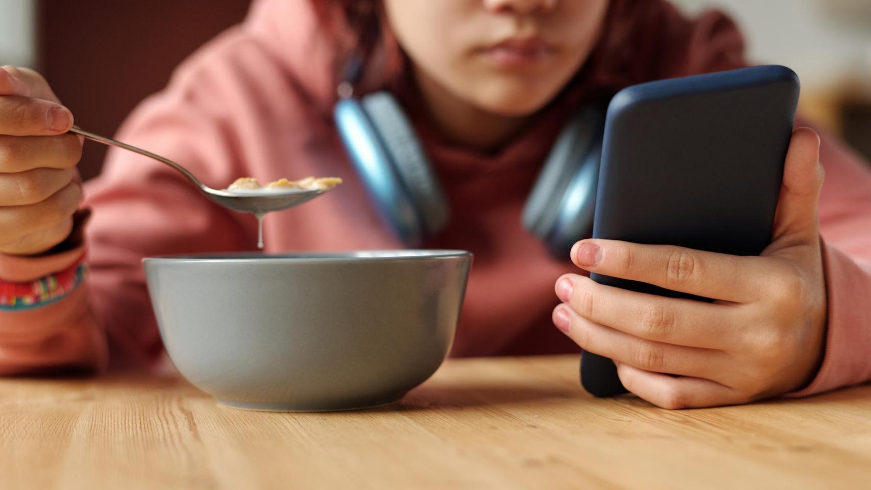 Un menor con su móvil.