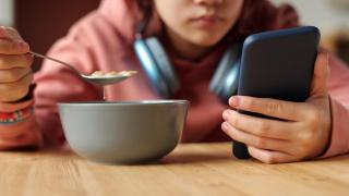 Imagen de archivo de un menor con el móvil.