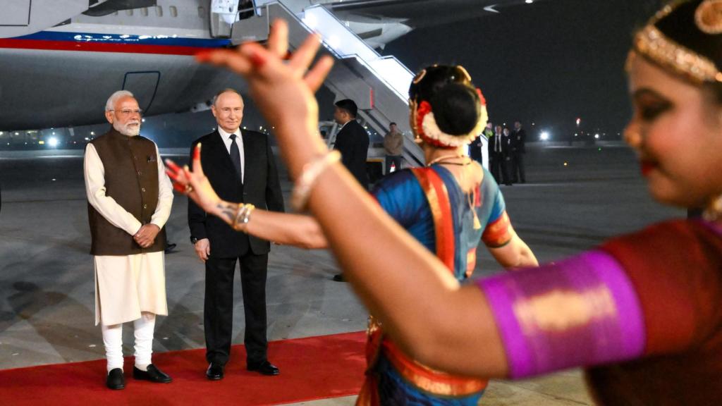 El primer ministro indio, Narendra Modi, y el presidente ruso, Vladimir Putin, en una ceremonia de bienvenida en la base aérea de Palam en Nueva Delhi.