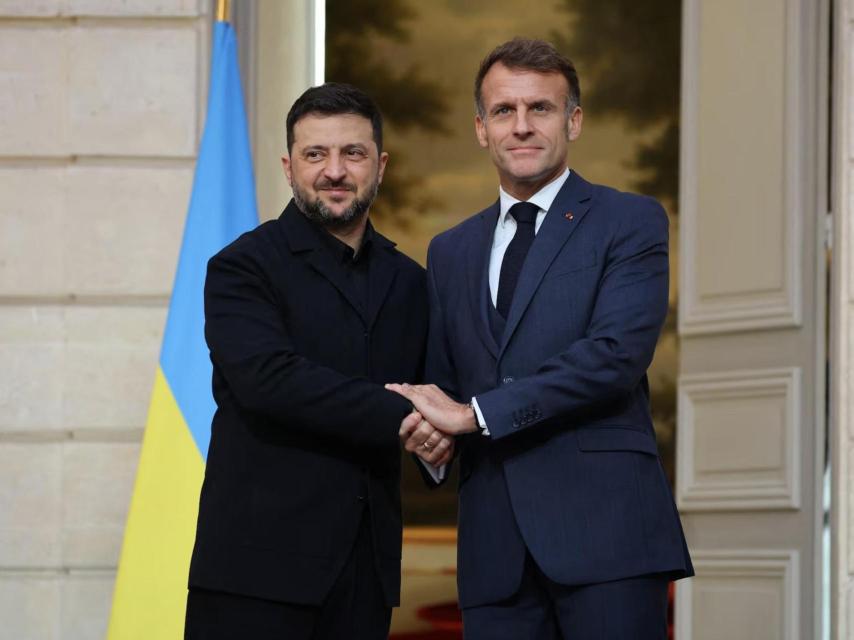 Zelenski y Macron se saludan en el Elíseo.