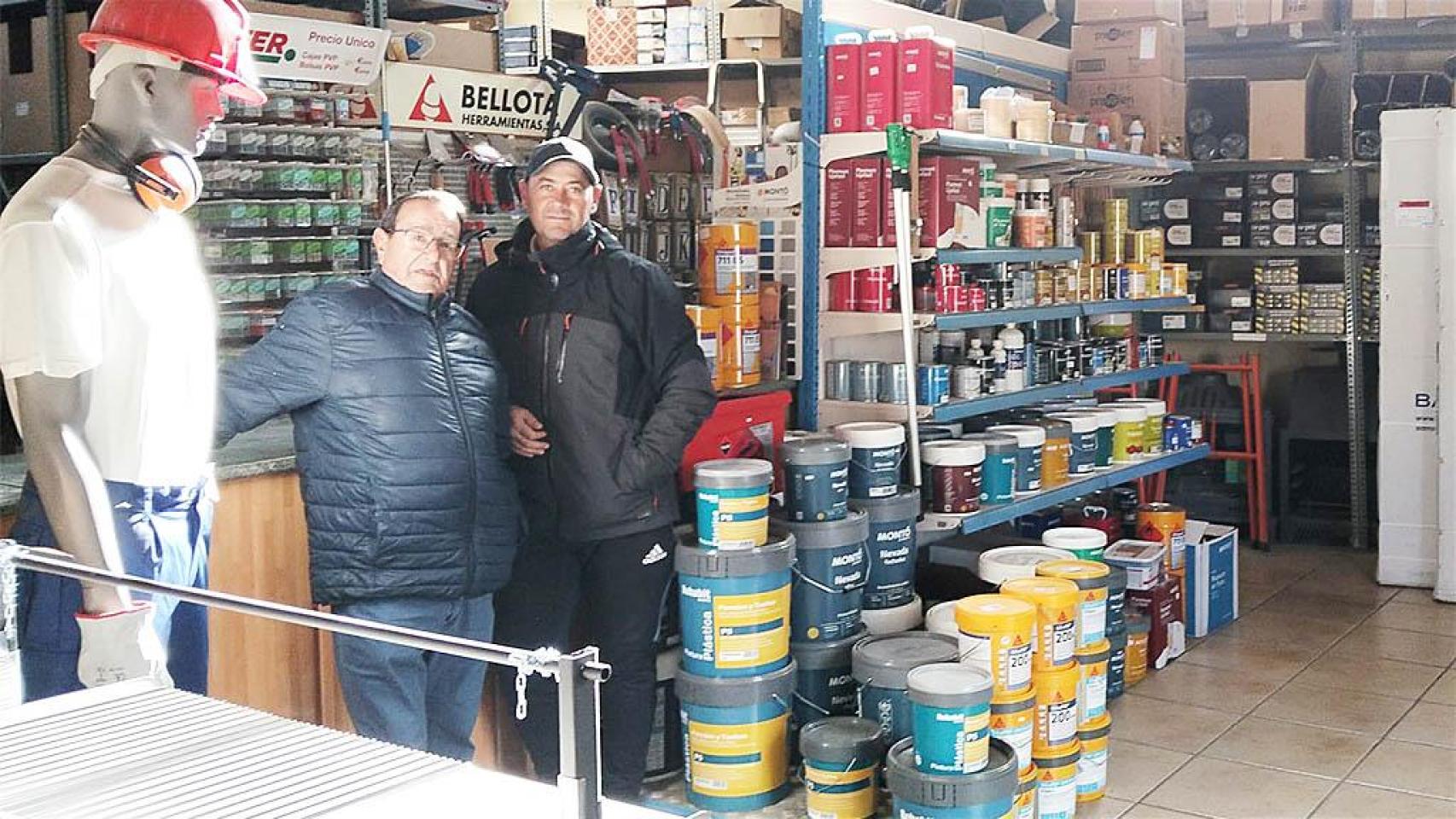 Félix padre y Félix hijo en el almacén de Nava del Rey