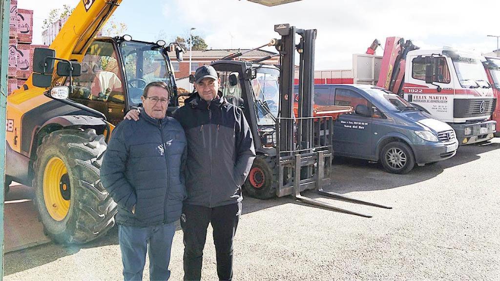 Félix padre y Félix hijo en su almacén de Nava del Rey