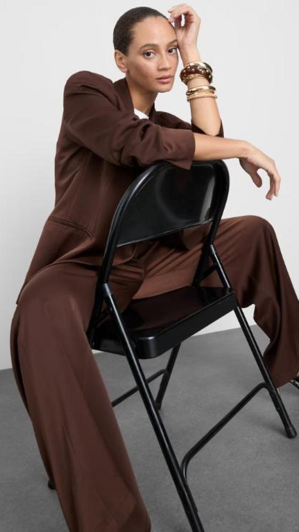 Traje de chaqueta en color marrón satinado, de Primark.