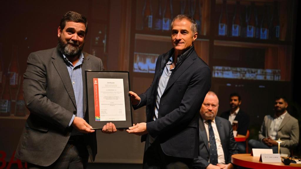 Bureau Veritas entrega a Ambar el certificado de calidad.