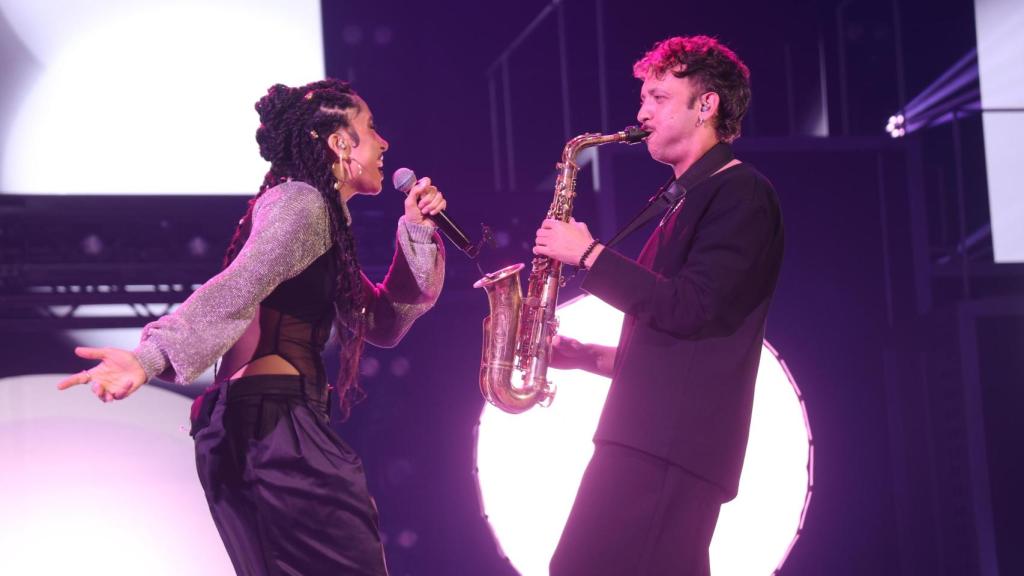 Téyou canta con uno de los profesores de 'OT', Vic Mirallas.