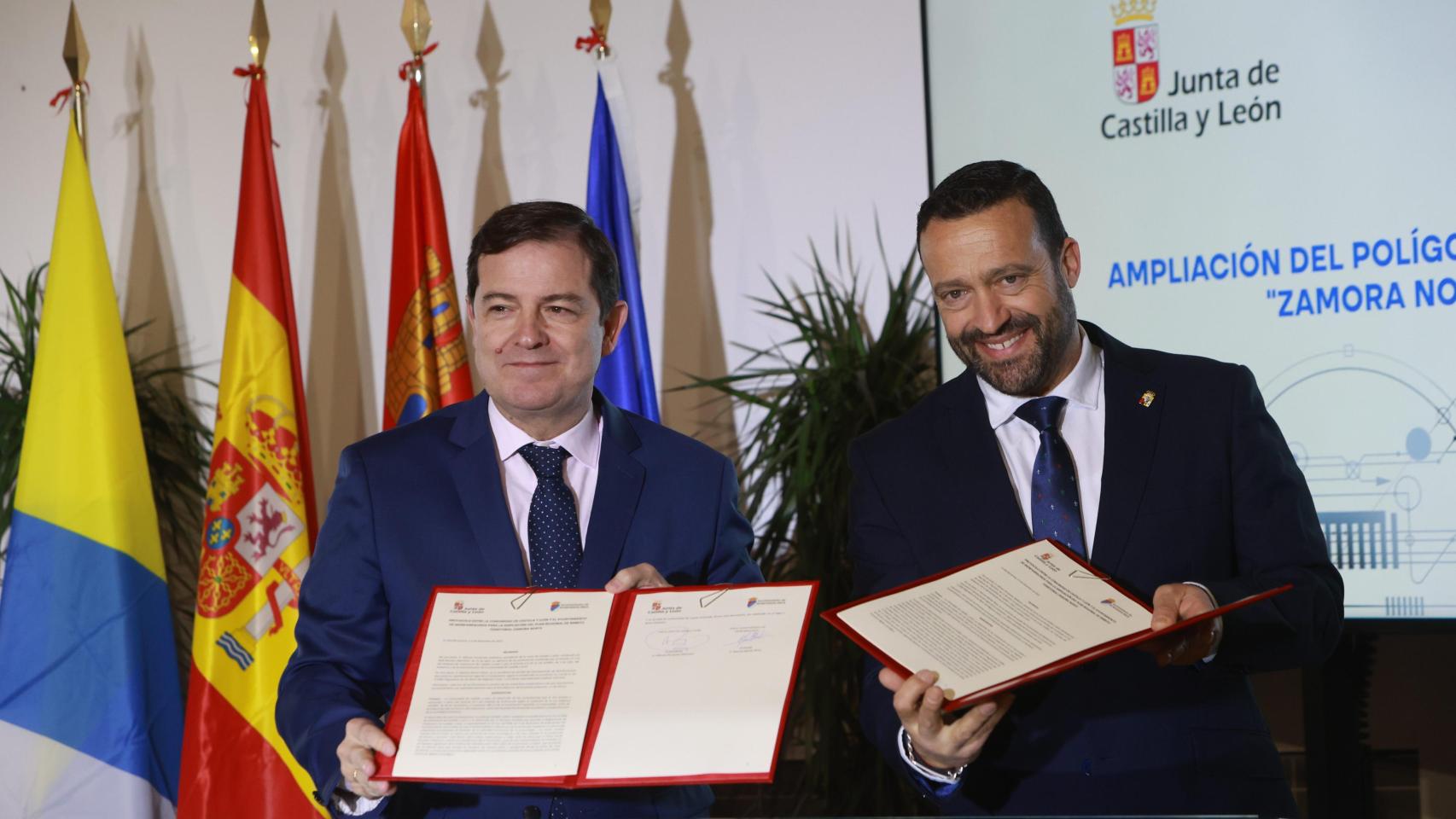 El presidente de la Junta de Castilla y León, Alfonso Fernández Mañueco, firma el protocolo con el alcalde de Monfarrracinos, Manuel Martín