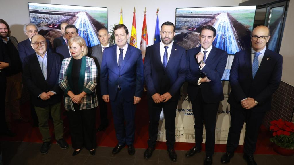 El presidente de la Junta de Castilla y León, Alfonso Fernández Mañueco, en la firma el protocolo en Monfarrracinos