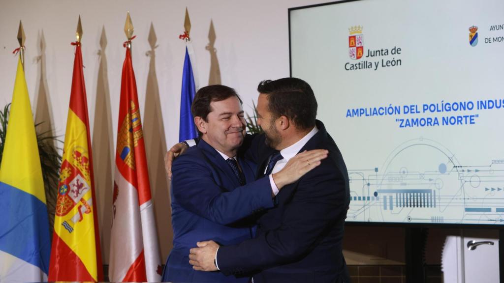 El presidente de la Junta de Castilla y León, Alfonso Fernández Mañueco, firma el protocolo con alcalde de Monfarrracinos, Manuel Martín