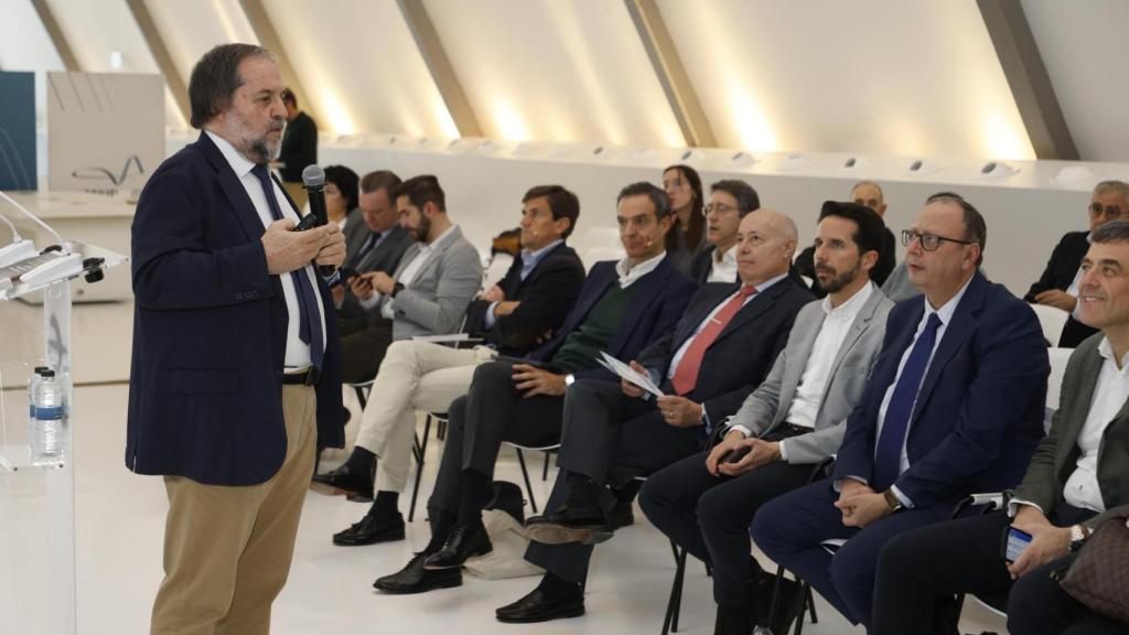 Saenz de Santamaria.