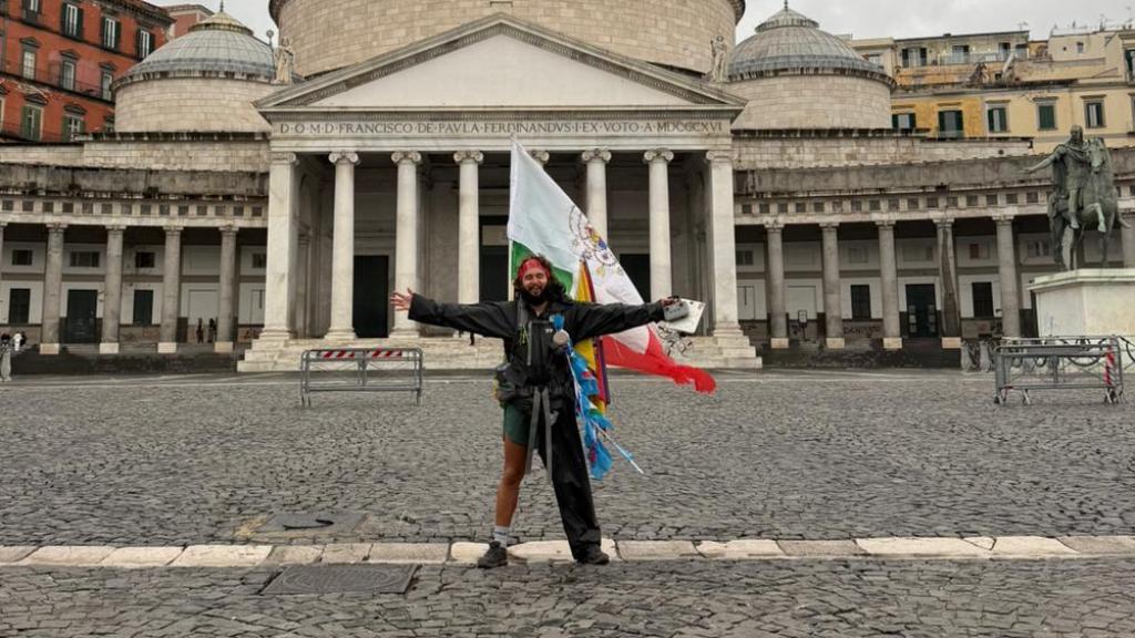 Adrián Pelayo, en su llegada a Nápoles, a las puertas de la Basílica de San Francisco de Paula.