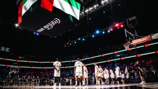 Los jugadores del Dubai Basketball antes de un partido en el Coca-Cola Arena.