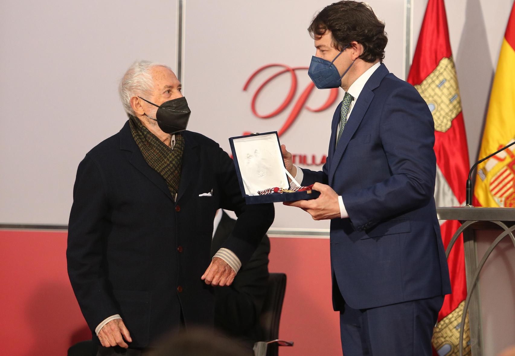 El presidente de la Junta de Castilla y León, Alfonso Fernández Mañueco, entrega el Premio Castilla y León 2020 de las Artes a José Luis Alonso Coomonte