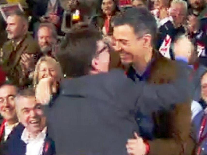 Paco Salazar abraza a Pedro Sánchez en un mitin del PSOE, bajo la mirada de Satos Cerdán.