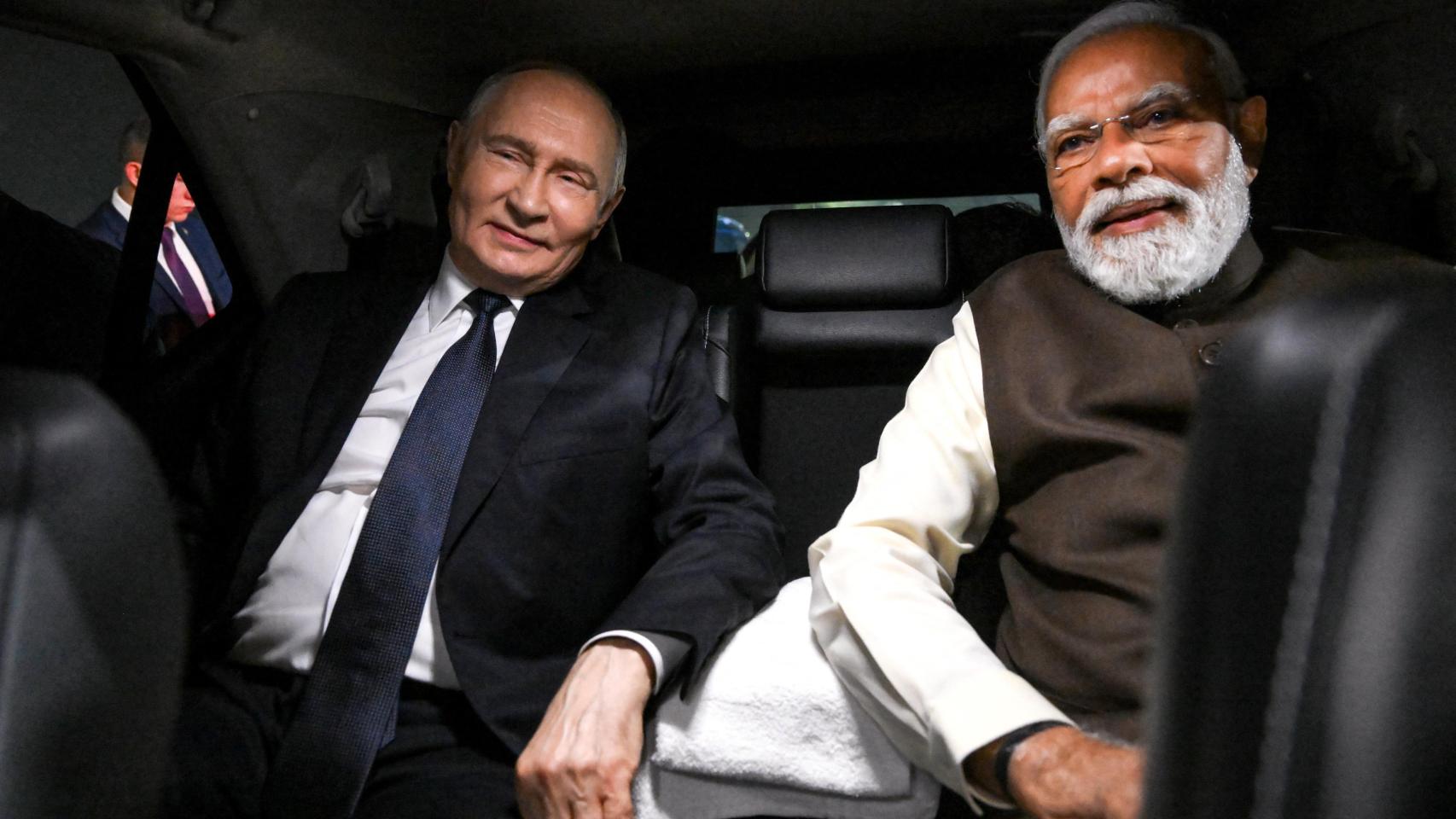 El primer ministro indio, Narendra Modi, y el presidente ruso, Vladímir Putin, de camino a una ceremonia de bienvenida en la base aérea de Palam en Nueva Delhi.