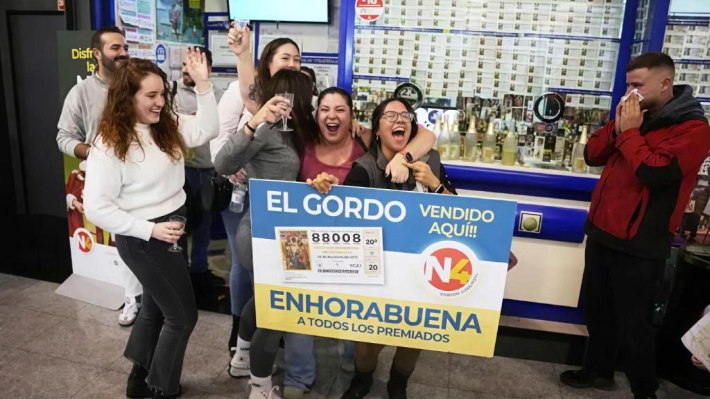 graciados con el Gordo de Navidad celebran que el número 88008 en la Administración “La Sarten del Sol” correspondiente al ‘Primer Premio’ del Sorteo Extraordinario de la Lotería de Navidad en Écija.