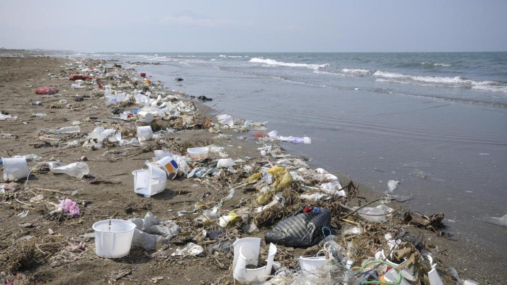 Contaminación por plásticos en la orilla de una playa.