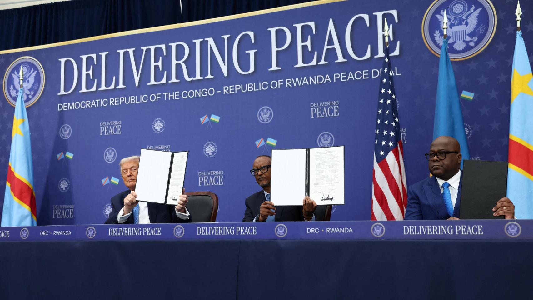 El presidente de EEUU, Donald Trump , el presidente de la República Democrática del Congo, Félix Tshisekedi, y de Ruanda, Paul Kagame, muestran el acuerdo de paz firmado durante una ceremonia en el Instituto de Paz de Estados Unidos en Washington.