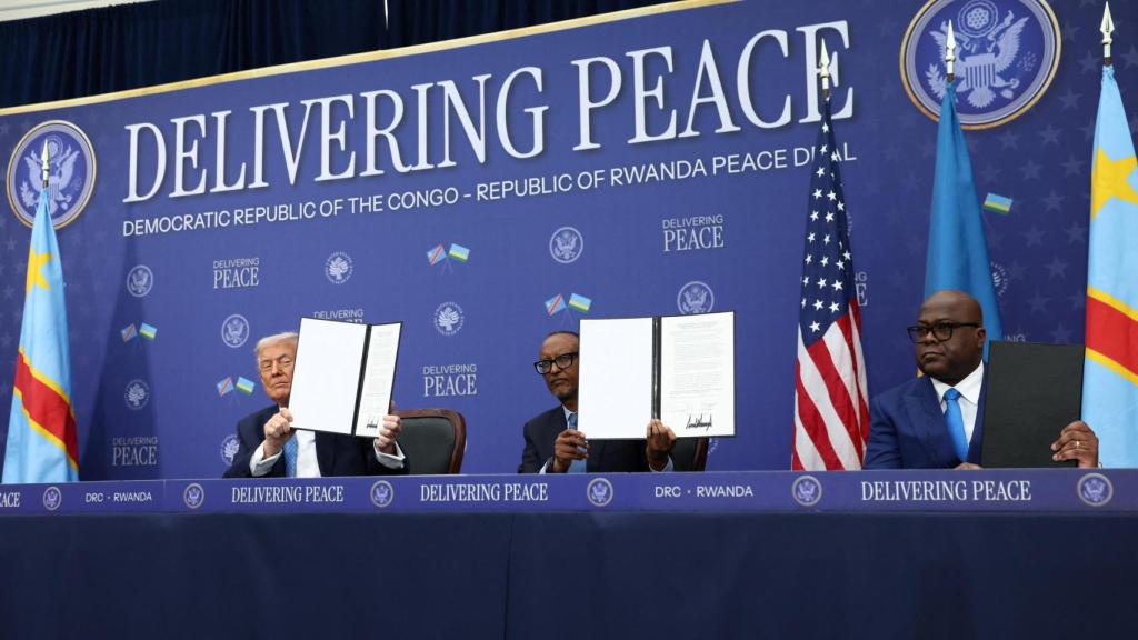 El presidente de EEUU, Donald Trump , el presidente de la República Democrática del Congo, Félix Tshisekedi, y de Ruanda, Paul Kagame, muestran el acuerdo de paz firmado durante una ceremonia en el Instituto de Paz de Estados Unidos en Washington.