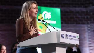 The head of the People's Party of Extremadura, Maria Guardiola, participates in the ceremony.