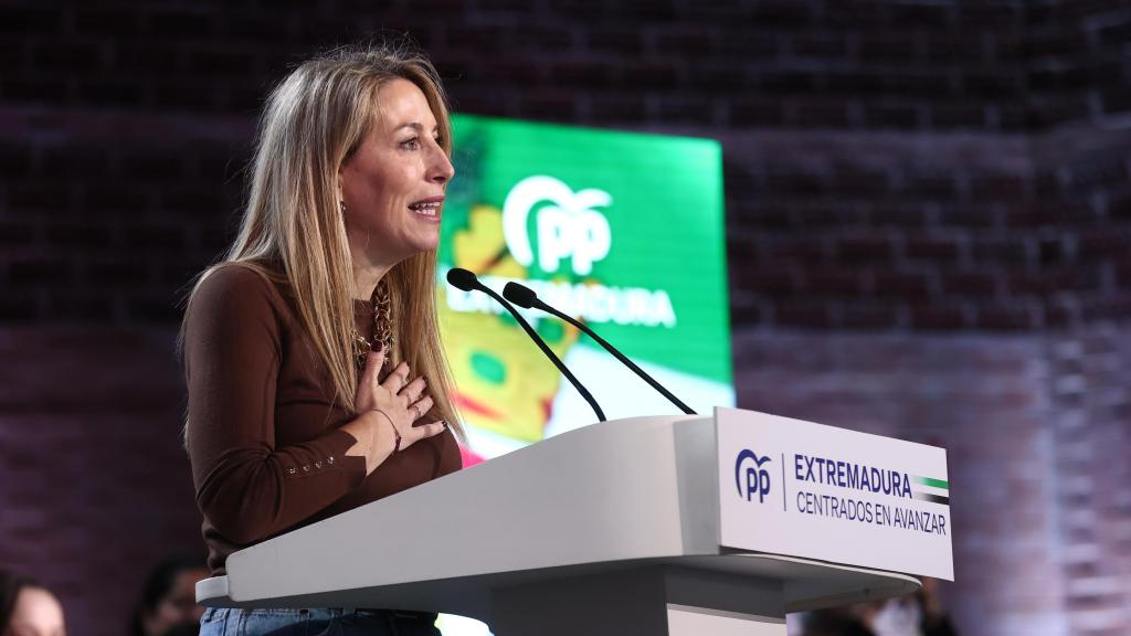 La presidenta del PP de Extremadura, María Guardiola, participa en de partido.