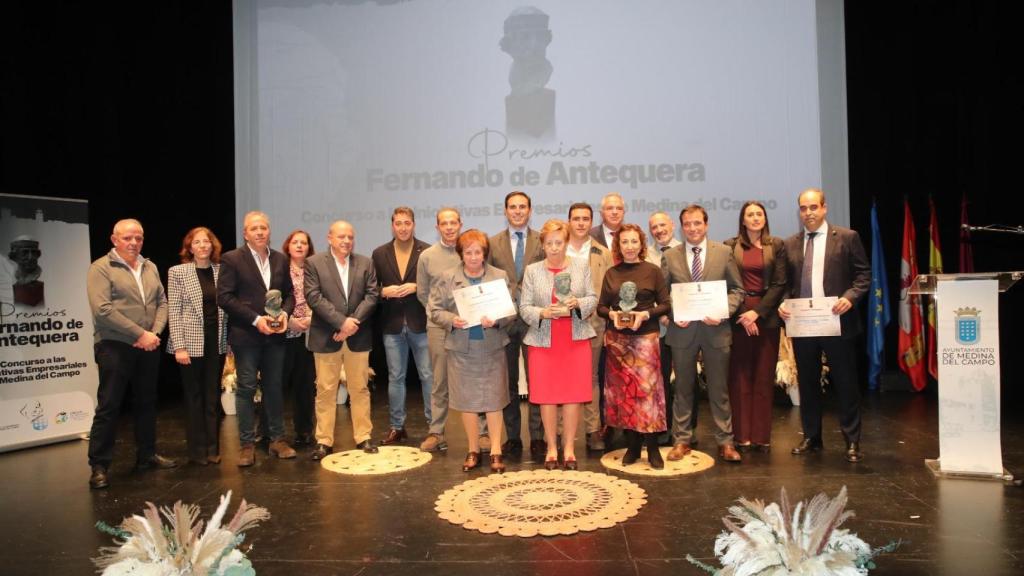 El alcalde de Medina del Campo, Guzmán Gómez, con los galardonados en la gala de entrega de los Premios Fernando de Antequera, este jueves
