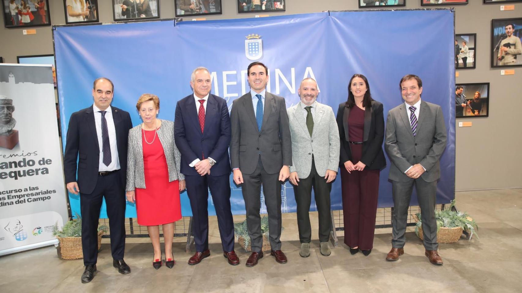 El alcalde de Medina del Campo, Guzmán Gómez, con los galardonados en los Premios Fernando de Antequera, este jueves