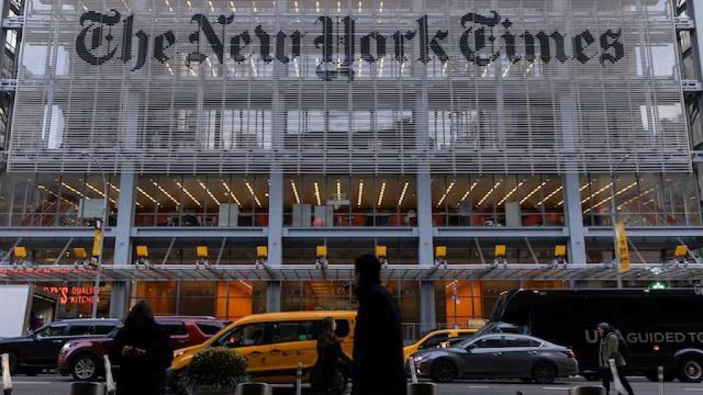 Peatones pasan junto al edificio del New York Times en Manhattan, Nueva York.