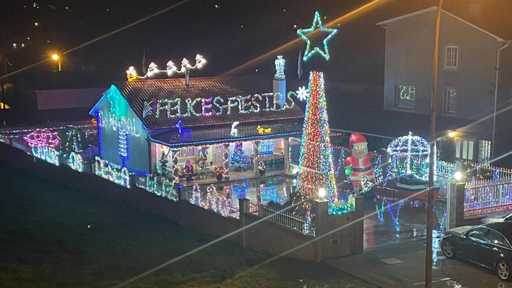 Casa iluminada por Navidad en Cambre