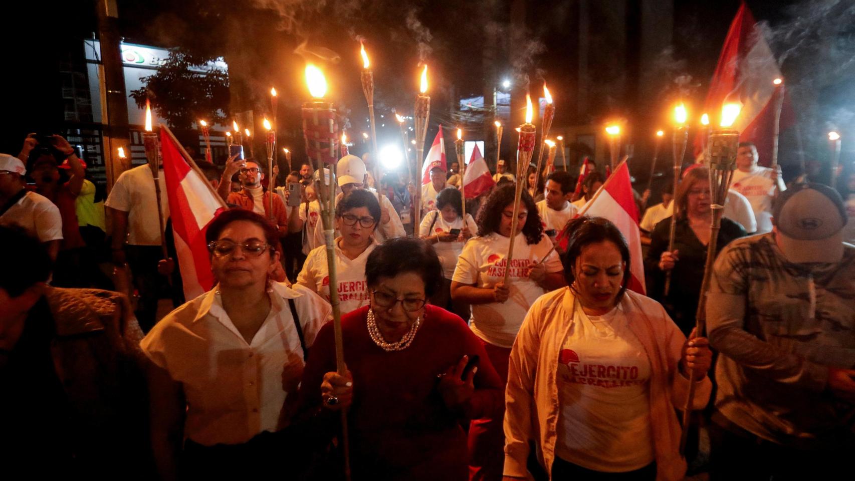 Seguidores del candidato presidencial Salvador Nasralla, del Partido Liberal de Honduras (PLH), rezan afuera del Consejo Nacional Electoral (CNE).