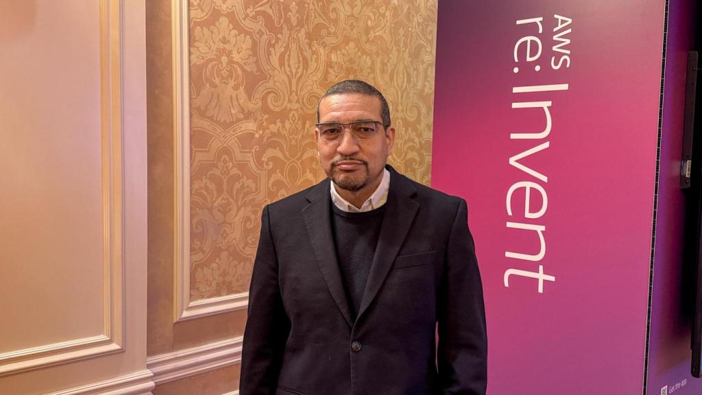 Sergio Loureiro, vicepresidente global de Operaciones y Centros de Datos de AWS, tras su entrevista con DISRUPTORES - EL ESPAÑOL en Las Vegas.