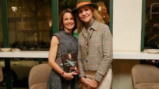 Laurence Debray y la infanta Elena en la presentación de las memorias del Emérito.